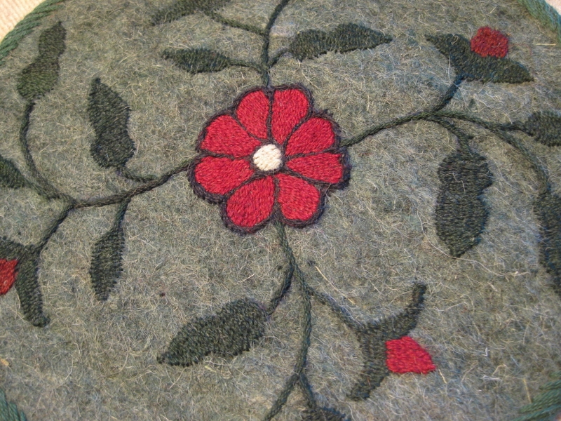 Gundara - Floral Coaster Green - felt item - embroidered flower
