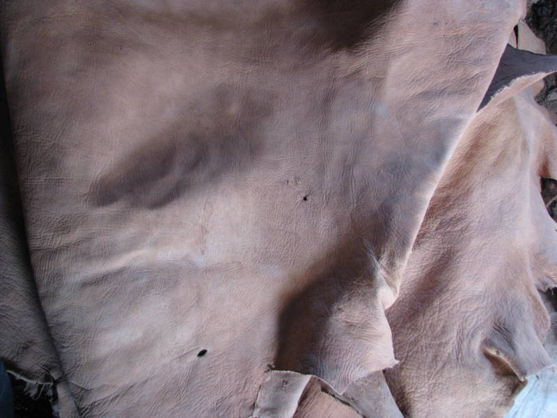 Das natürliche gegerbte Leder (chromfrei) ist fertig! Es kann nun zu wunderschönen fairen Gundara-Taschen weiterverarbeitet werden