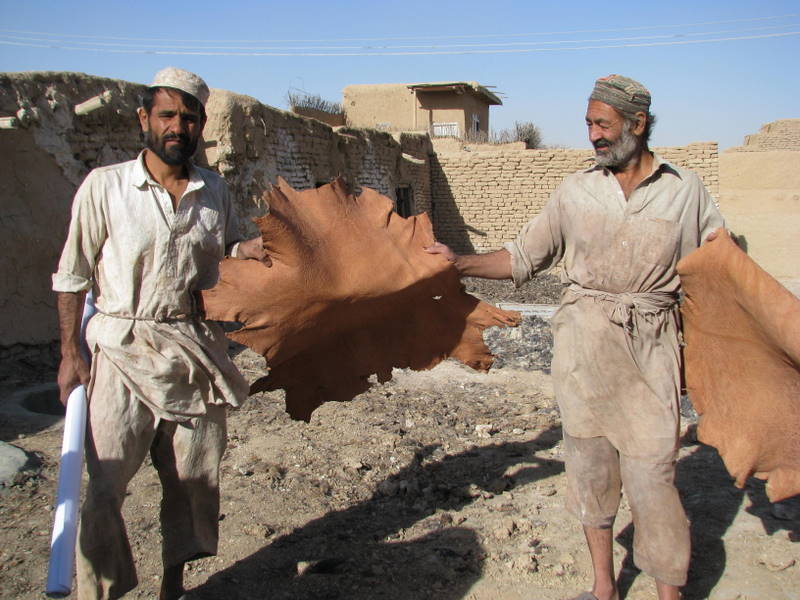 Gunda war in der größten Gerberei in Khulm, aus der Meister Yaqub das gute natürliche gegerbte Ziegenleder bezieht