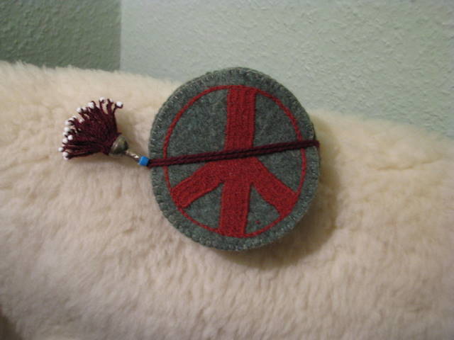 Gundara - Peace Coaster - green felt - handmade - red embroidery