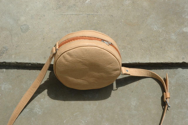 Gundara - Kolola - petit sac gourde en cuir naturel - lanière ajustable