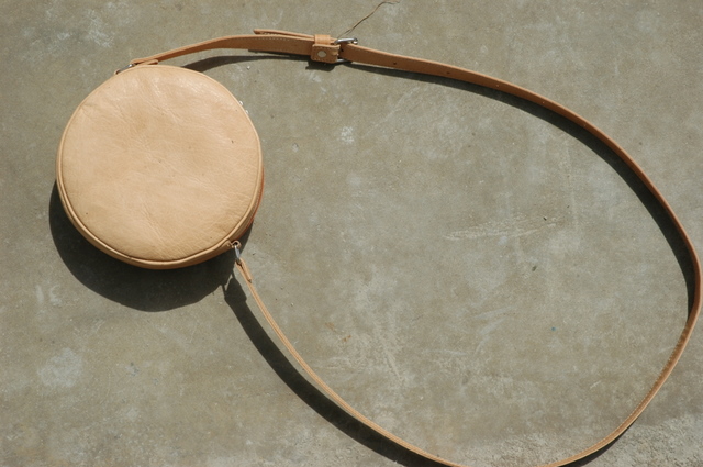 Gundara - Kolola - petit sac gourde en cuir naturel