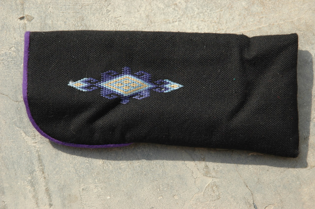 Zardozi - Brillenetui - fein bestickt - auf schwarzer Baumwolle - aus Pakistan