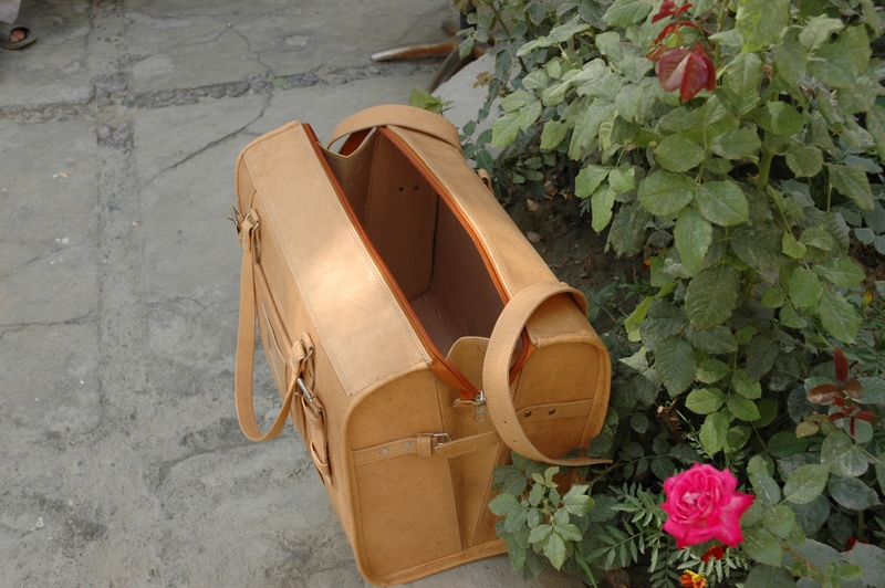Gundara - Traveller Classic Medium - open - genuine leather - from Afghanistan