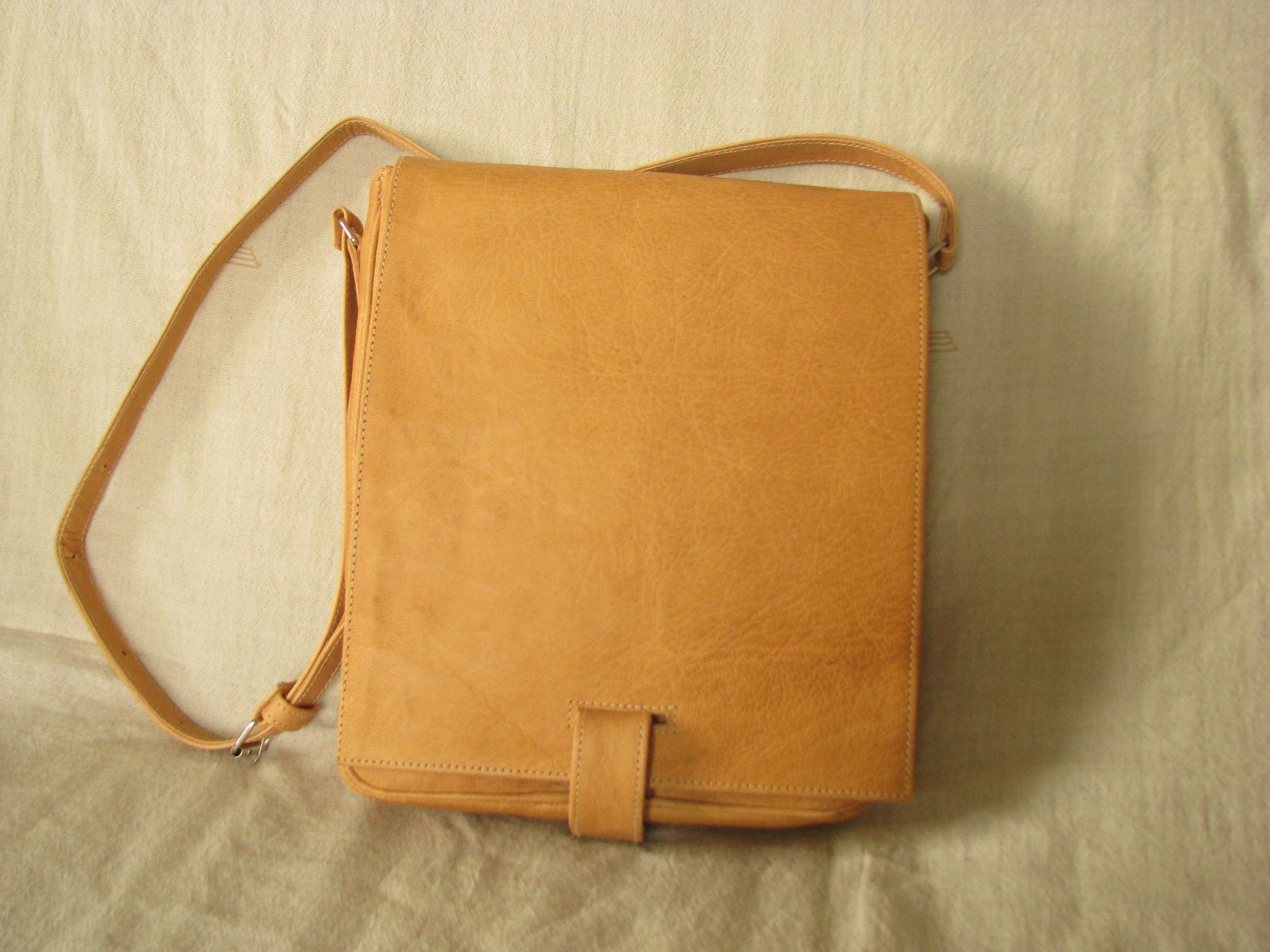 Gundara - messenger bag - genuine leather - unisex - from Afghanistan - fair trade