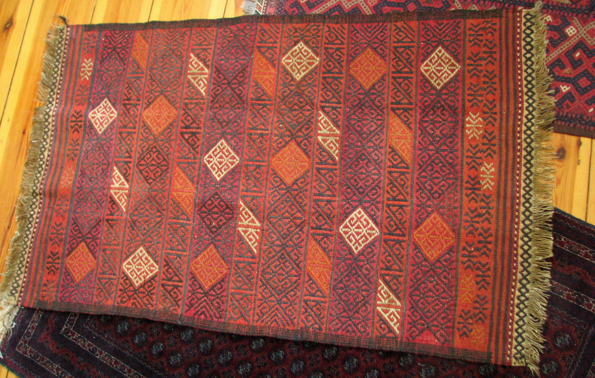 tapis brodé en laine - tapis tribal fait main