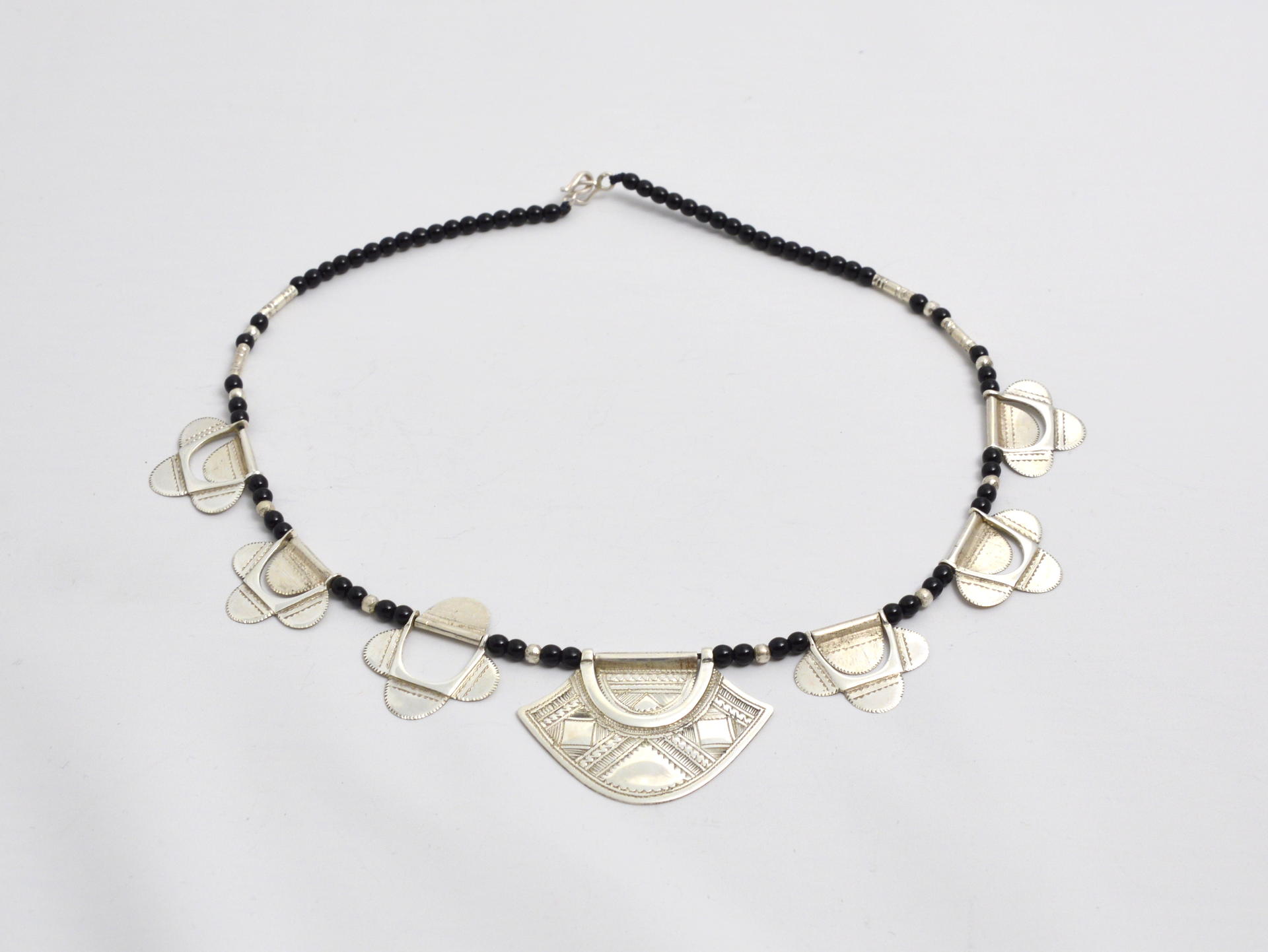 Halskette mit Achatperlen und Echtsilberelementen