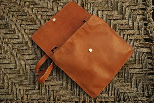 Lorenzo - magnet closing - real leather - shoulder bag - Gundara