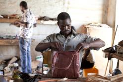 Hier wird der Ledertasche in Ouagadougou der letzte Schliff verliehen