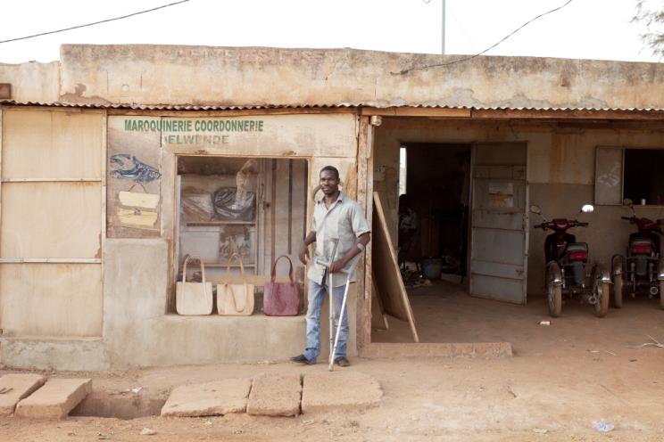 Vor der Leder-Manufaktur in Ouagadougou, Burkina Faso