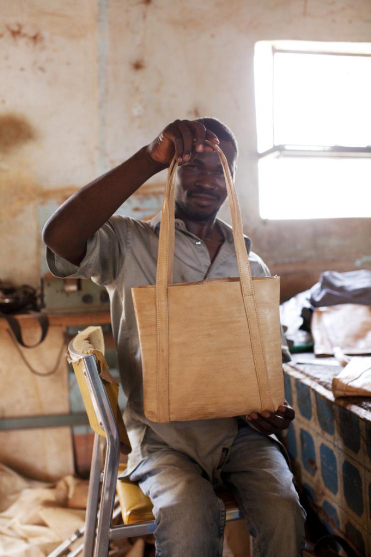 Und so sieht die Ledertasche in der Manufaktur in Ouagadougou aus, wenn sie fertig ist 