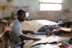 Kontrolle der Häute in der Manufaktur in Ouagadougou