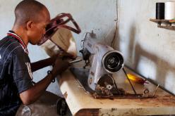 Nähen einer Ledertasche in der Manufaktur in Ouagadougou