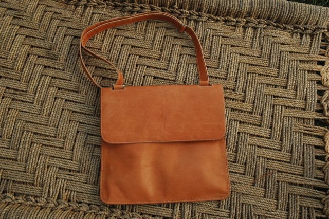 Lorenzo - a pre-tanned leather bag - shoulder bag - unisex - Gundara